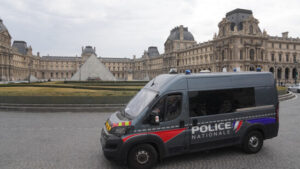Louvre bleibt nach Einbruch doch für Besucher geschlossen