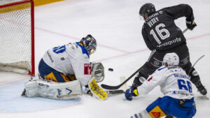 Leonardo Genoni stoppt die Genfer Offensive