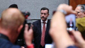 Investor Benko unter Blitzlichtgewitter in Innsbruck vor Gericht