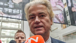 Hochrechnung: Wilders und Linksliberale gleichauf