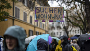 Mehrere hundert Personen protestieren in Zürich gegen Wohnkrise