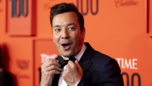 Jimmy Fallon feiert im Kilt mit Soldaten in Schottland