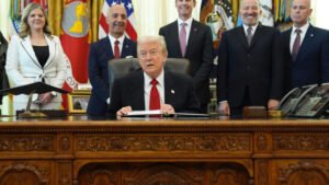 Mann kollabiert bei Trump-Pressekonferenz im Oval Office