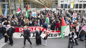 Demonstrierende blockieren Bahnhofsviertel in Sitten VS