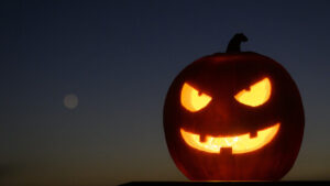 Viele Polizeieinsätze wegen Lärms, Eierwürfen und Raub an Halloween