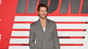 Glen Powell holt sich Tipps von Schwarzenegger und Cruise