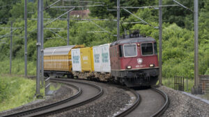 Der Bahnanteil am Gütertransport sinkt – die Strasse profitiert