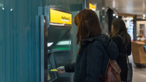 Post und SIX diskutieren gemeinsamen Betrieb von Geldautomaten