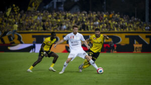 Aarau setzt sich in Überzahl durch