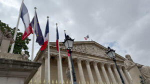 Frankreichs Parlament stimmt für Aussetzung von Rentenreform