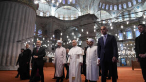 Papst besichtigt Blaue Moschee in Istanbul