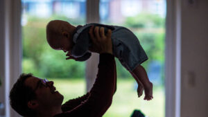 Kindheit bis Alter – Gehirnstruktur durchläuft fünf Phasen