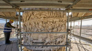 Laser statt Bürste: Sanfte Entstaubung der Mark-Aurel-Säule in Rom