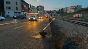 86-Jähriger fährt mit seinem Auto in St. Gallen auf Bahntrassee