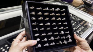 Silber nach Rekord über 80 Dollar unter Druck – Gold nahe Bestmarke