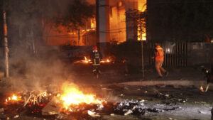 Randalierer verwüsten Büros von Zeitungen in Bangladesch