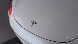 Tesla droht einmonatiger Verkaufsstopp in Kalifornien