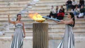 Olympische Flamme für Reise von Athen nach Rom übergeben