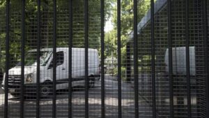 Der Beschuldigte im Basler Mordprozess ist im Gericht eingetroffen