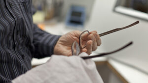 Vier von fünf Personen tragen Brille oder Kontaktlinsen