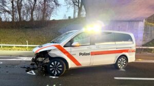 Tesla-Fahrer kracht auf der A1 bei Münchwilen TG in Polizeiauto