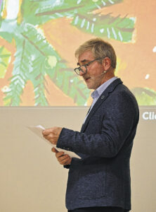 Eine eingesperrte Katze und ein feilgebotener Baum