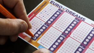 Zwei Glückspilze gewinnen fünf Jahre lang 2222 Franken pro Monat