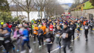 Genferinnen und Genfer haben Laufschuhe und Kostüme montiert