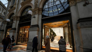 Prada übernimmt Versace komplett