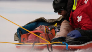 Aznoh erleidet schwere Knieverletzung, aber keine Kopfverletzung