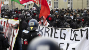 Anti-WEF-Demonstrierende beim Berner Bahnhof eingekesselt