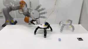 Roboterhand aus Lausanne krabbelt zu Gegenständen ausser Reichweite