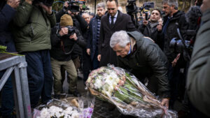 Italiens Aussenminister legt Blumen nieder und besucht Unglücksort