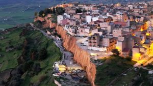 Erdrutsch bedroht sizilianische Stadt – 1.500 evakuiert