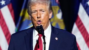 Trump zeigt pöbelndem Arbeiter den Mittelfinger