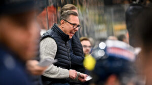 Ambri mit neuem Trainer zum Derbysieg