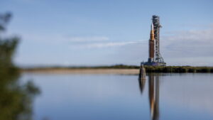 Raketensystem für Mondmission auf Startplatz gerollt