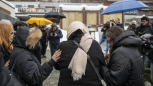 Dutzende an Gedenkfeier in Crans-Montana