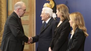 Parmelin schüttelt Meloni bei Eröffnung von Olympia 2026 die Hand