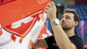 Niederreiter kommt zur Ehre: Der Churer NHL-Star trägt die Schweizer Fahne ins Stadion