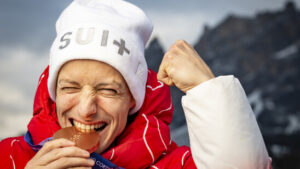 Skispringer Gregor Deschwanden lässt sich im Schweizer Haus feiern