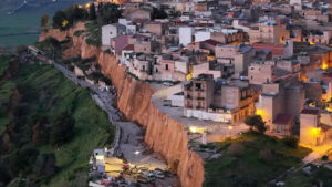 Weiteres Wohnhaus stürzt in Niscemi nach Erdrutsch in Abgrund