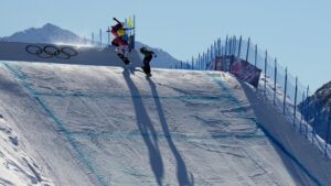 Snowboardcrosser im Teamwettkampf im Halbfinal out